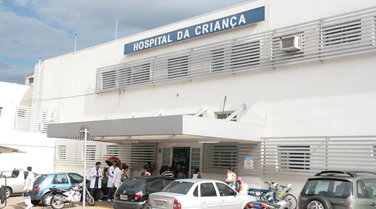 Pai espanca filho de 3 anos que brincava com batom