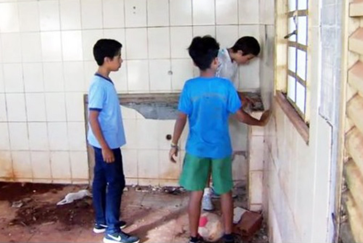 Meninos devolvem dinheiro