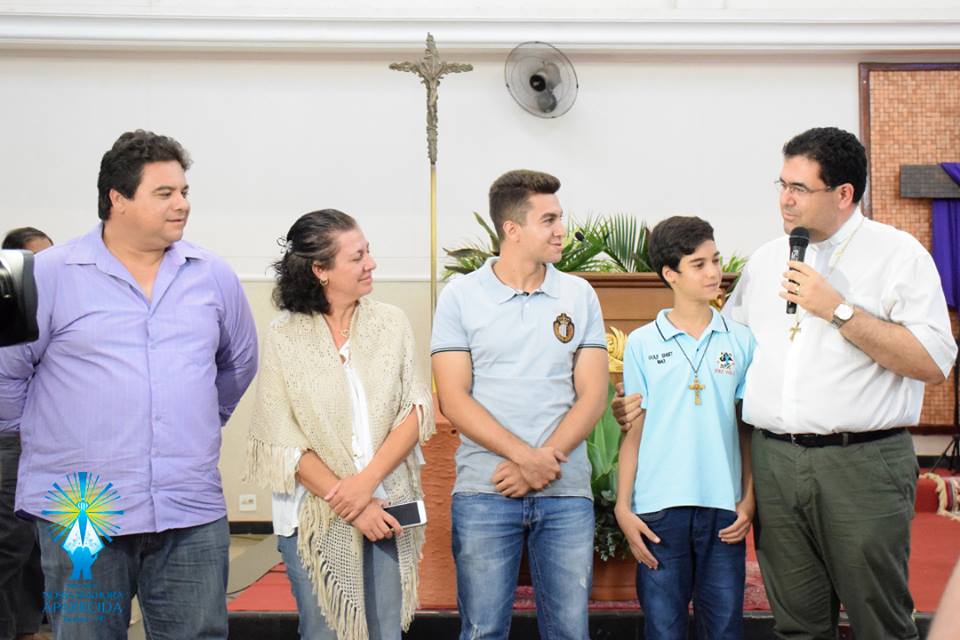 Bruno e os pais na igreja