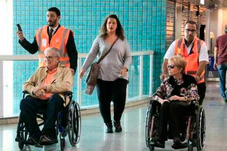 Tarcisio Meira e Gloria Menezes em aeroporto no Rio AgNew