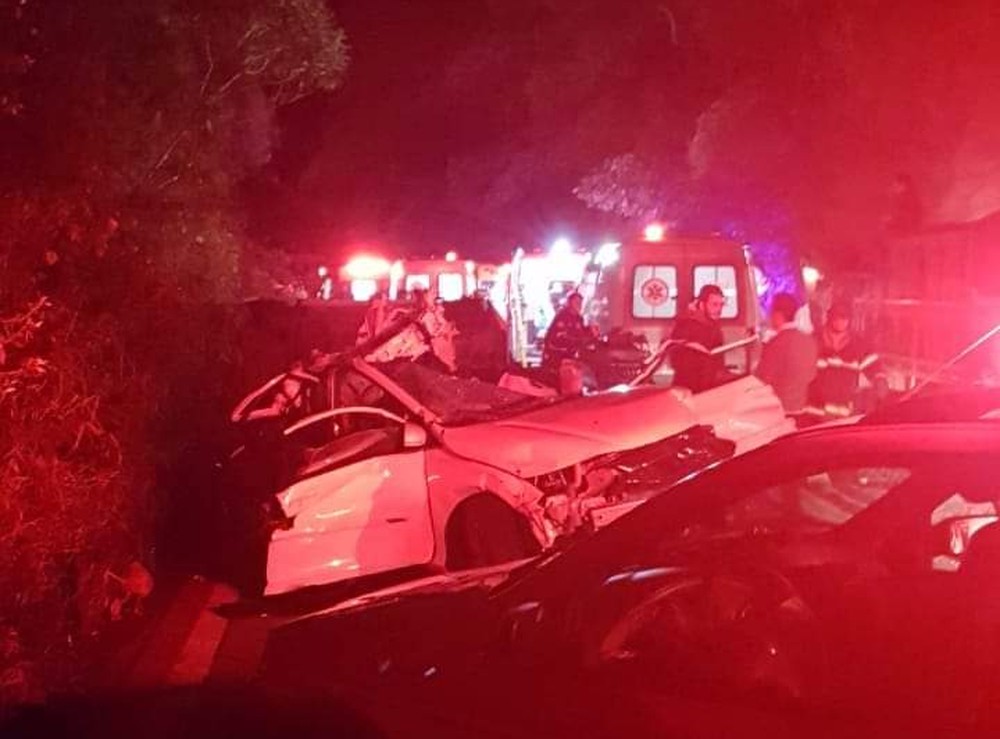 Um dos carros atingidos pelo ônibus desgovernado — Foto: Reprodução