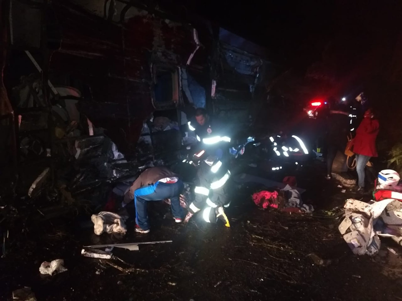 Bombeiros e polícia estão em atendimento no acidente na serra de Campos do Jordão — Foto: Divulgação/Bombeiros 