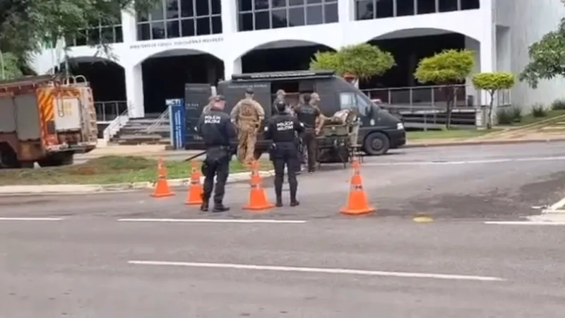 A mala não continha nada e o local foi liberado após três horas de operação