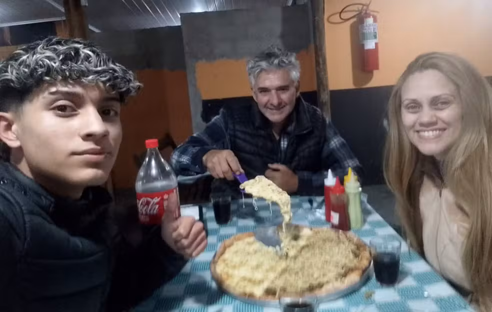 Família reunida em momento de descontração durante atividade em grupo