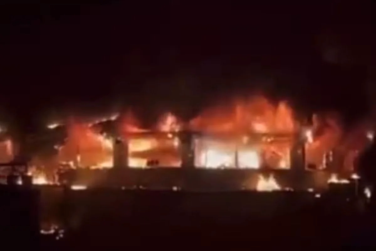 Incêndio deixa ao menos 20 mortos