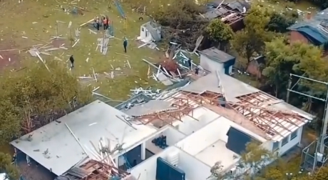 Ventos fortes arrancaram telhados de imóveis