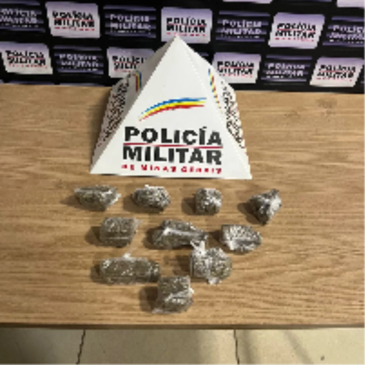 Jovem foge da polícia e abandona drogas em Caratinga
