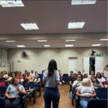 Projeto forma 700 educadores e amplia inclusão de autistas em Timóteo