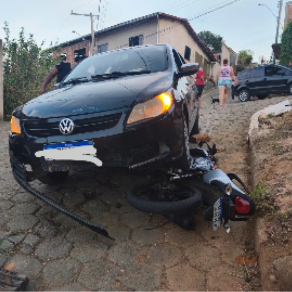 Motociclista sem habilitação e capacete fica ferido após colisão com carro em Nova Era