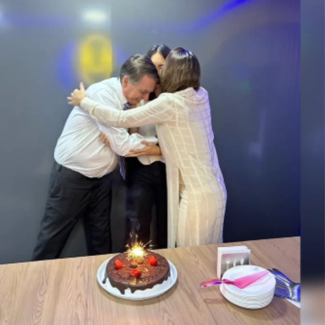 Michelle Bolsonaro celebra 15 anos da filha Laura com festa restrita