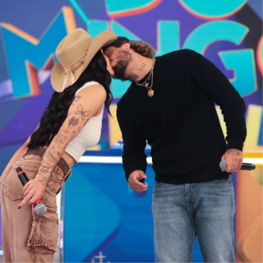 Zé Felipe e Ana Castela assumem namoro ao vivo no Domingo Legal