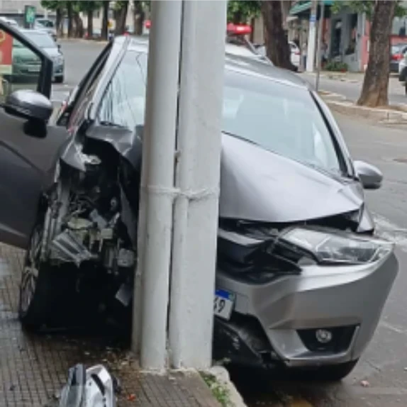 Mulher bate em poste ao descer morro no Centro de Coronel Fabriciano