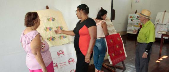 Exposição-de-artesãs.jpg