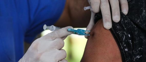 movimentacao_de_idosos_no_posto_da_612_sul_para_vacinacao_contra_influenza2403209966.jpg