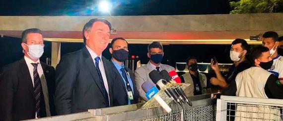 Bolsonaro-sorrindo-com-assessores.jpg