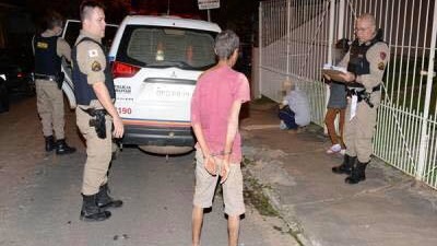 homem-bate-nos-pais.jpg