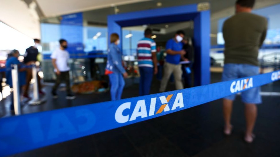 Fila na frente da agência da Caixa