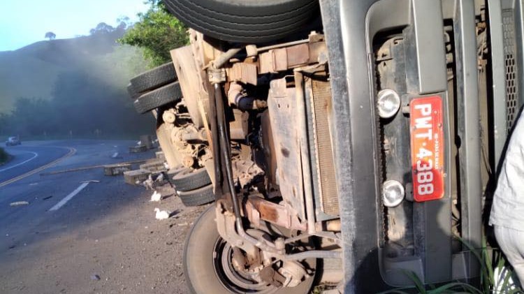 Caminhão tombado na BR-381
