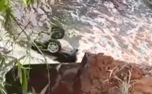 Carro foi encontrado dentro do rio em Carlos Chagas