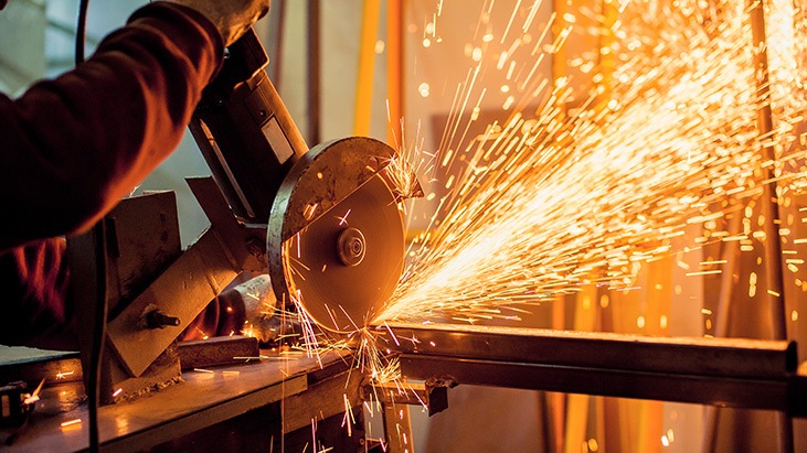 Homem trabalhando em um metalúrgica