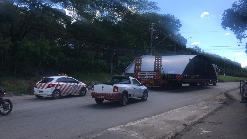 Peça gigante na BR-381