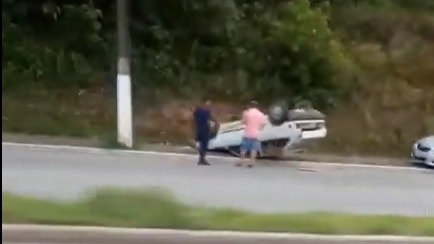 Carro capotado em avenida de Fabriciano