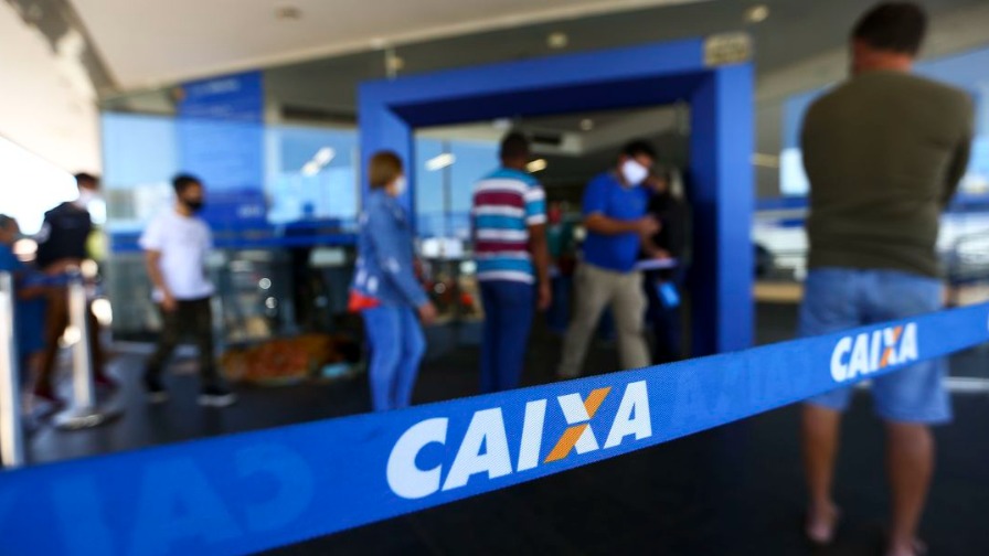 Fila na frente da agência da Caixa