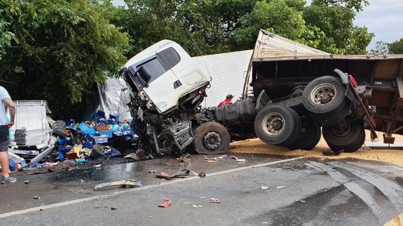 motoristas ficaram feridos em acidente na BR-262