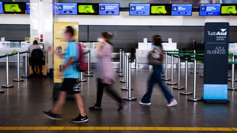 pessoas em aeroporto