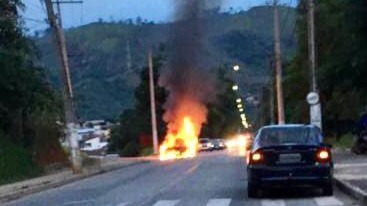 Carro pega fogo no Alegre em Timóteo