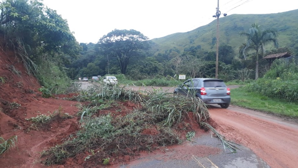 Barranco cai sobre MG-232 em Santana do Paraíso