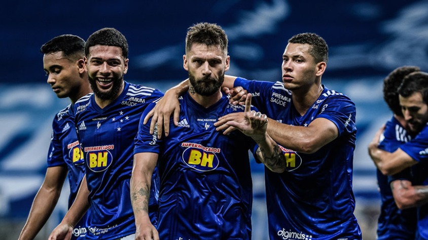 Sóbis fez gol do meio campo