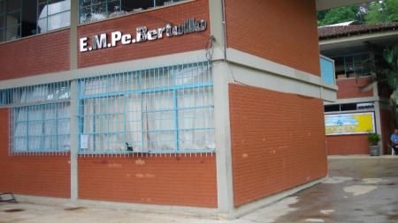 frente de escola em ipatinga
