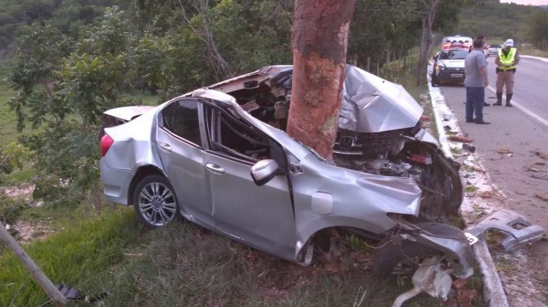 carro batido em árvore em rodovia de mg