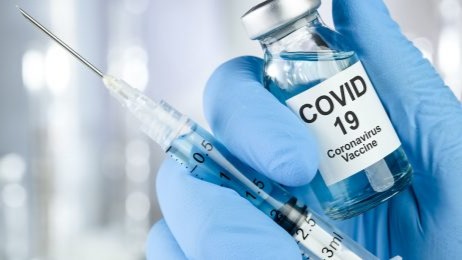 médico com seringa e ampola de vacina na mão