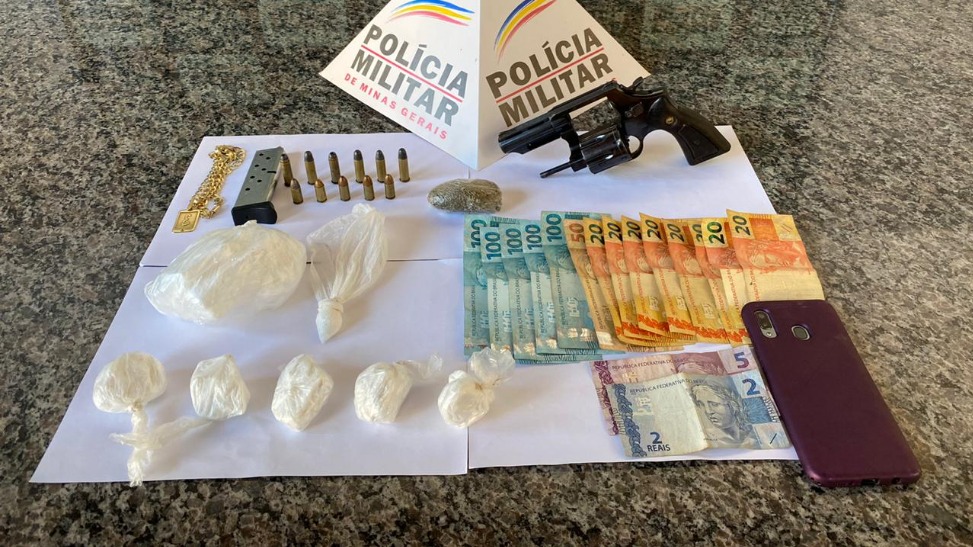 Drogas e outros materiais apreendidos em Fabriciano