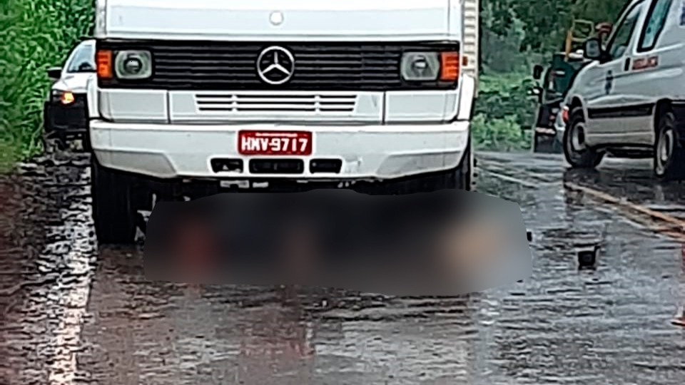 caminhão envolvido em acidente na br458