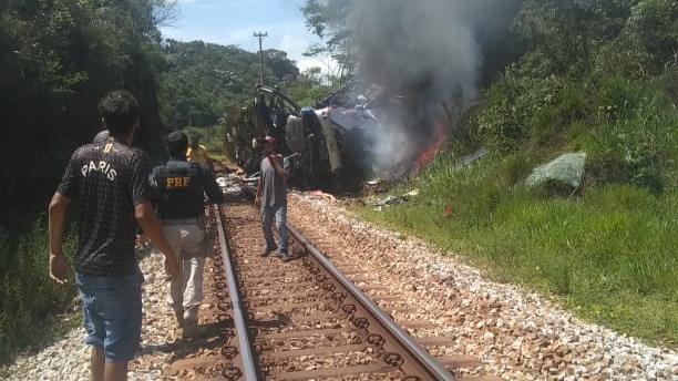 Ônibus caído de ponte na BR-381