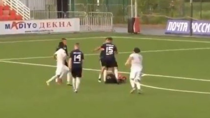 Jogador agride árbitro