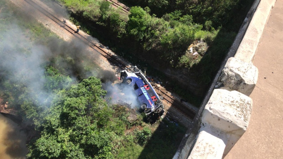 ônibus cai de ponte na BR-381 em João Monlevade