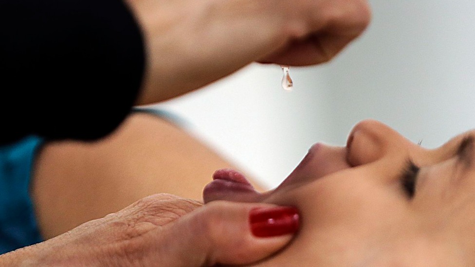 criança recebendo vacina