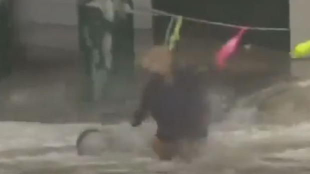 mulher entrou no mar para salvar barris de cerveja