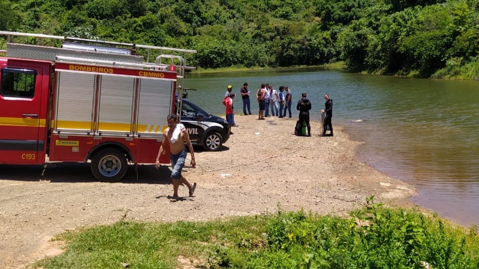 corpo de bombeiros resgatando corpo