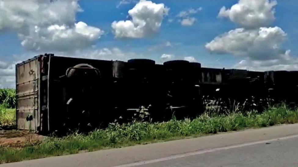 Carreta tomba próximo a Periquito
