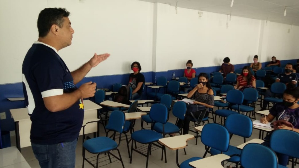 alunos fazendo prova