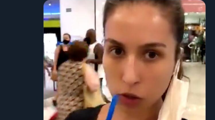 juíza tomando sorvete em shopping