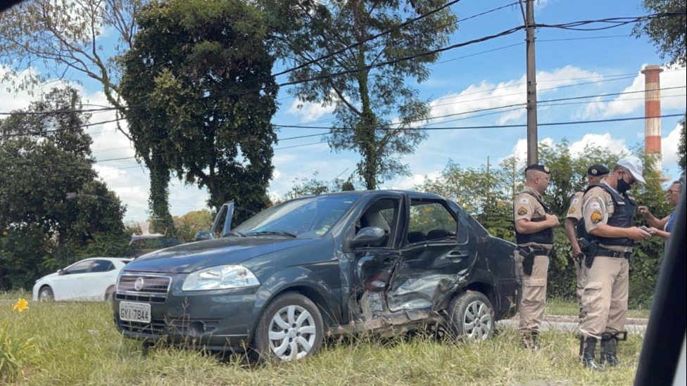 Acidente entre carros próximo a estação ferroviária 