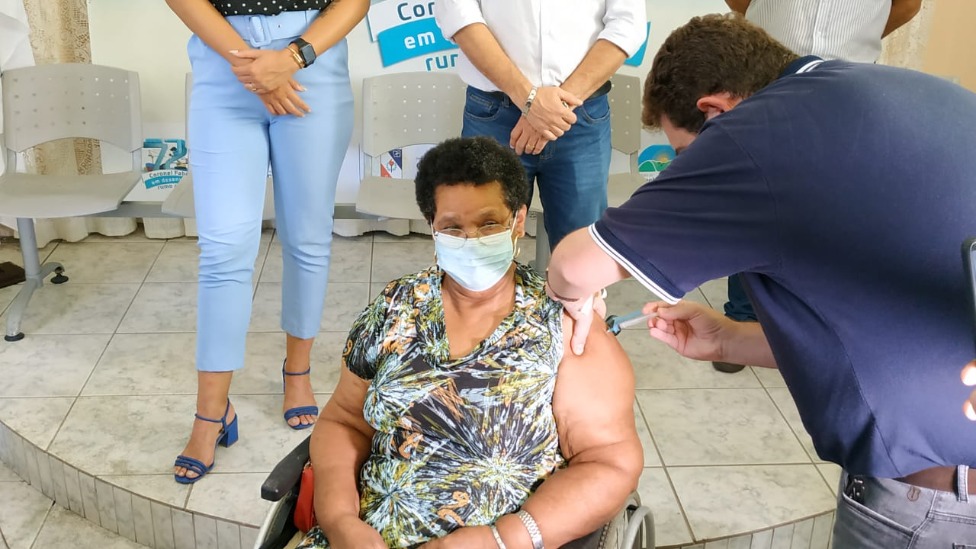 Idosa sendo vacinada 