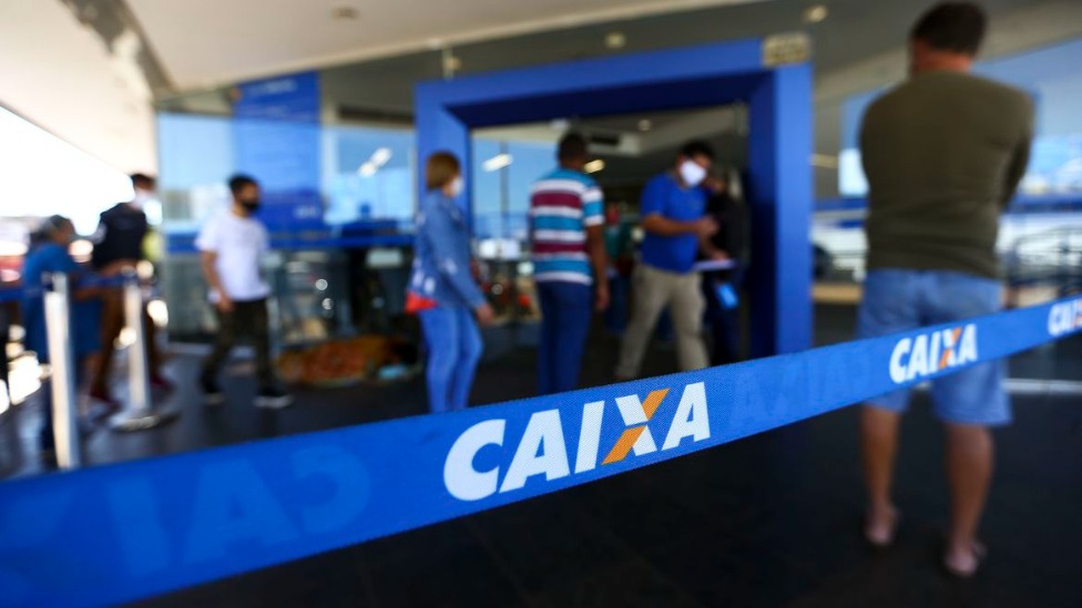 Fila na frente da agência da Caixa