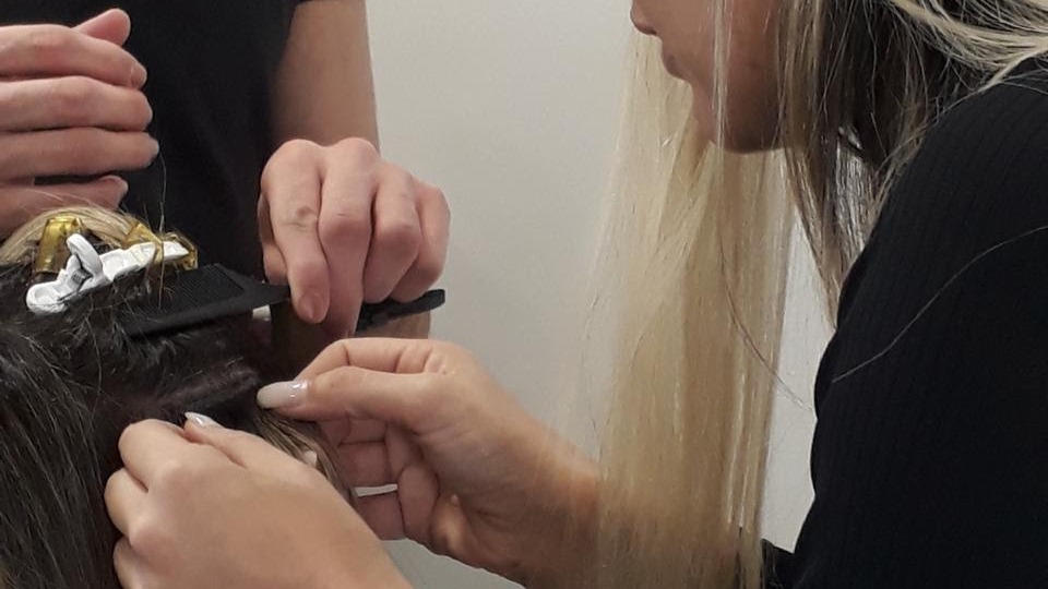 mulher fazendo aplicação de mega hair